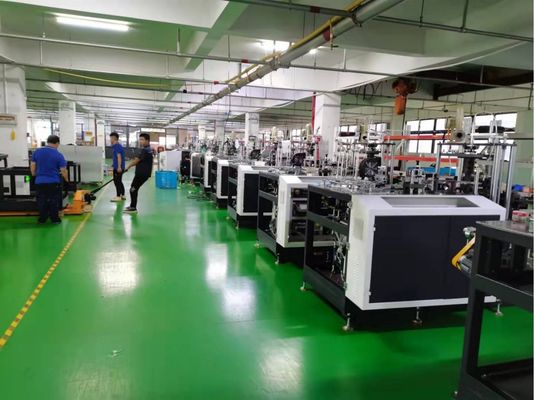 Machines voor het verwerken van rollenpapier voor de vervaardiging van papieren bekers
